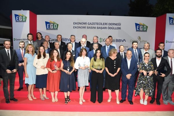 19345-ekonomi-basini-basari-odulleri-toreni-910x0