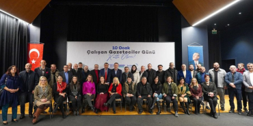 Green White Minimal Illustrative New Year Greeting Instagram Post