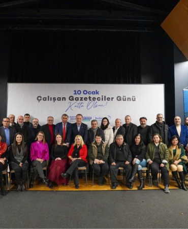 Green White Minimal Illustrative New Year Greeting Instagram Post