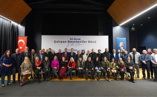 Green White Minimal Illustrative New Year Greeting Instagram Post