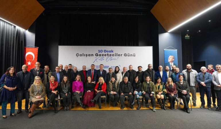 Green White Minimal Illustrative New Year Greeting Instagram Post